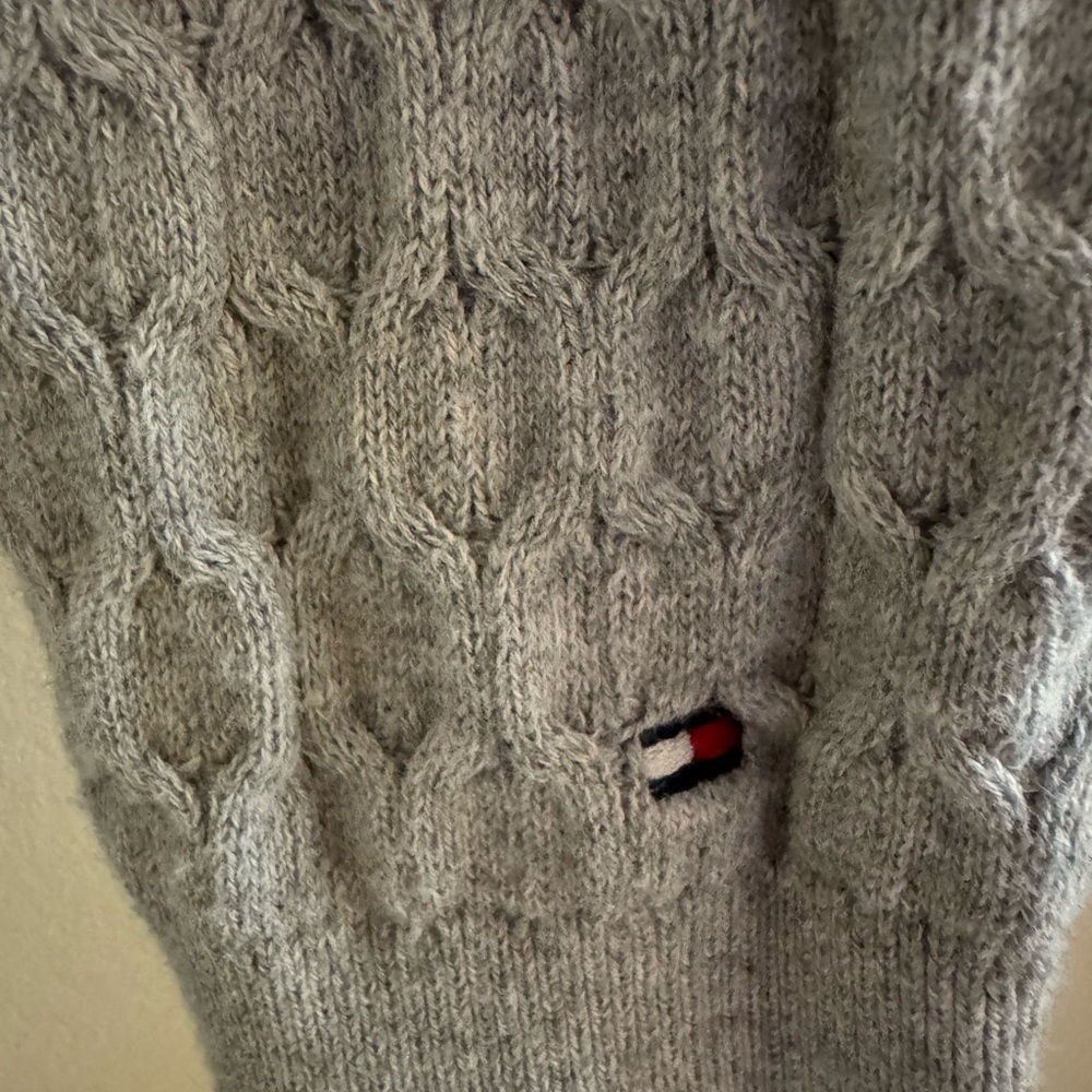 Tommy Hilfiger Gray V-Neck Cable Knit Sweater 99% Cotton - Sz Small - Picture 5 of 7